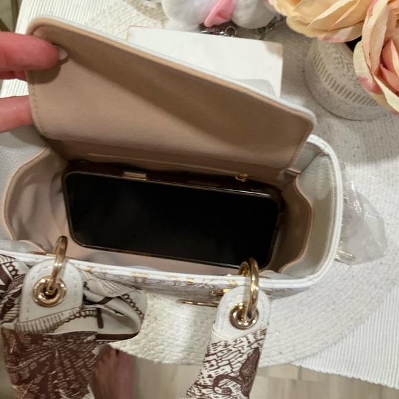 !!!! Price this weekend only Dior!!!  (GWP) Cream and Gold Mini Tote - Picture 15 of 15